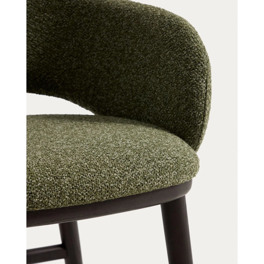 Maina Hocker aus grünem dickem Chenille mit Beinen aus massivem Eschenholz in Ebenholzoptik, FSC Mix Credit 65 cm von Kave Home – Bild 8