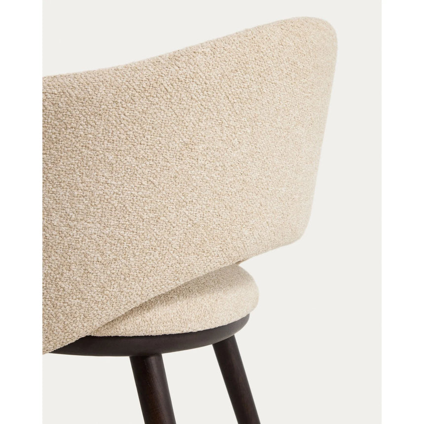 Maina Stuhl aus beigem dickem Chenille mit Beinen aus massivem Eschenholz in Ebenholzoptik, FSC Mix Credit von Kave Home – Bild 10