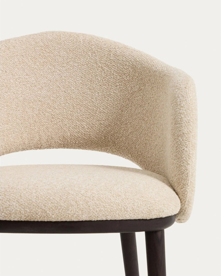 Maina Stuhl aus beigem dickem Chenille mit Beinen aus massivem Eschenholz in Ebenholzoptik, FSC Mix Credit von Kave Home – Bild 7