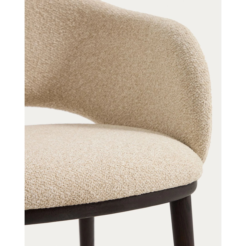 Maina Stuhl aus beigem dickem Chenille mit Beinen aus massivem Eschenholz in Ebenholzoptik, FSC Mix Credit von Kave Home – Bild 8