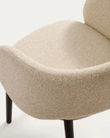 Maina Stuhl aus beigem dickem Chenille mit Beinen aus massivem Eschenholz in Ebenholzoptik, FSC Mix Credit von Kave Home – Bild 9