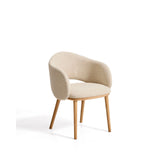 Maina Stuhl aus beigem dickem Chenille mit Beinen aus massivem Eschenholz in Naturton, FSC Mix Credit von Kave Home – Bild 1