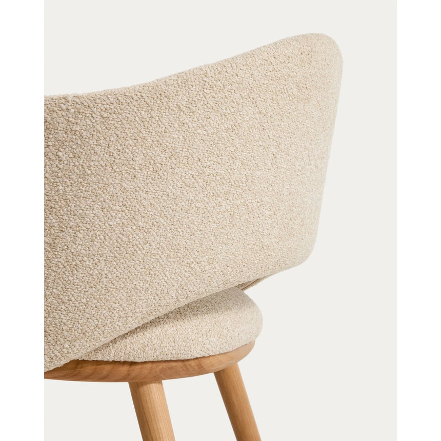 Maina Stuhl aus beigem dickem Chenille mit Beinen aus massivem Eschenholz in Naturton, FSC Mix Credit von Kave Home – Bild 10