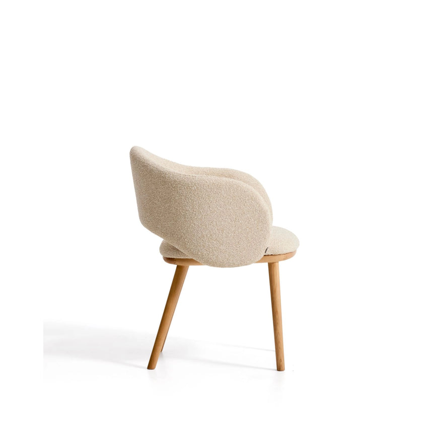 Maina Stuhl aus beigem dickem Chenille mit Beinen aus massivem Eschenholz in Naturton, FSC Mix Credit von Kave Home – Bild 3