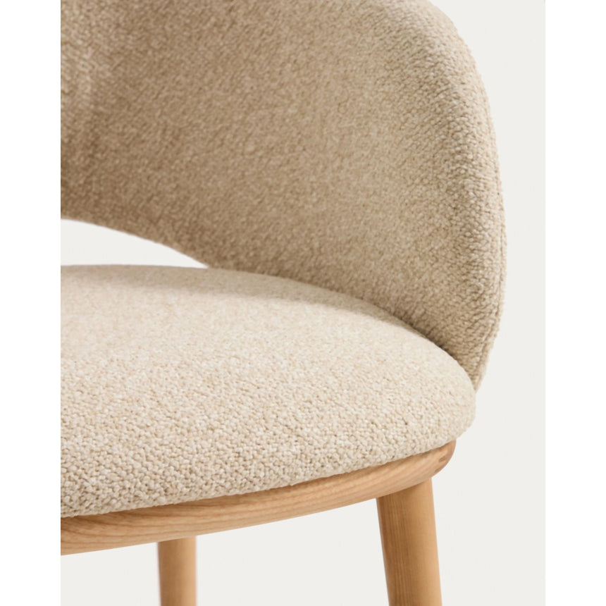 Maina Stuhl aus beigem dickem Chenille mit Beinen aus massivem Eschenholz in Naturton, FSC Mix Credit von Kave Home – Bild 8