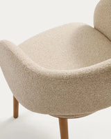 Maina Stuhl aus beigem dickem Chenille mit Beinen aus massivem Eschenholz in Naturton, FSC Mix Credit von Kave Home – Bild 9