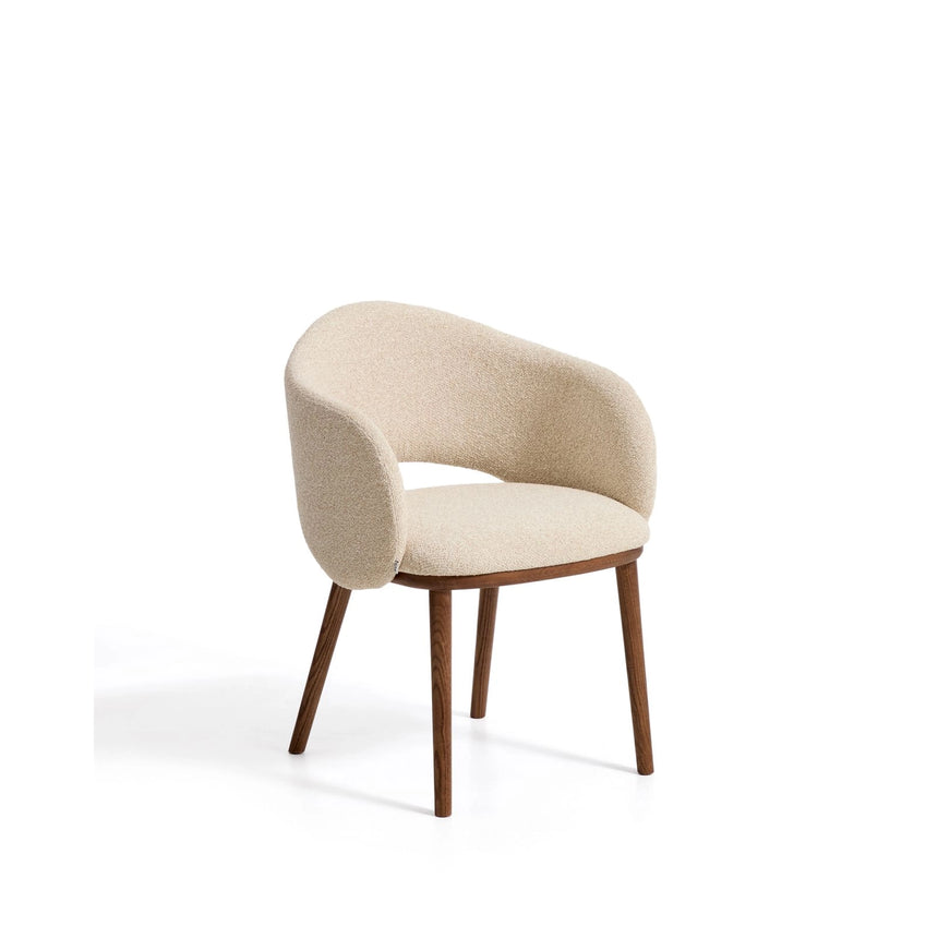Maina Stuhl aus beigem dickem Chenille mit Beinen aus massivem Eschenholz in Walnussoptik, FSC Mix Credit von Kave Home – Bild 1