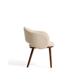 Maina Stuhl aus beigem dickem Chenille mit Beinen aus massivem Eschenholz in Walnussoptik, FSC Mix Credit von Kave Home – Bild 3