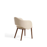 Maina Stuhl aus beigem dickem Chenille mit Beinen aus massivem Eschenholz in Walnussoptik, FSC Mix Credit von Kave Home – Bild 4