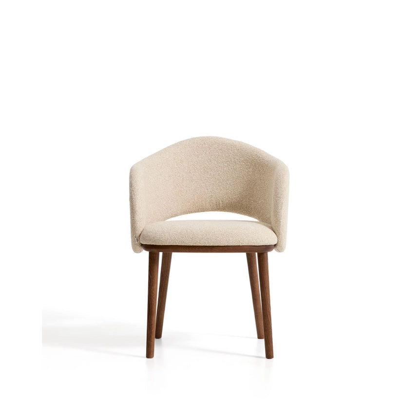 Maina Stuhl aus beigem dickem Chenille mit Beinen aus massivem Eschenholz in Walnussoptik, FSC Mix Credit von Kave Home – Bild 5