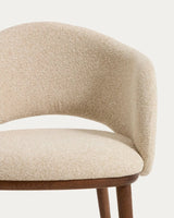 Maina Stuhl aus beigem dickem Chenille mit Beinen aus massivem Eschenholz in Walnussoptik, FSC Mix Credit von Kave Home – Bild 7