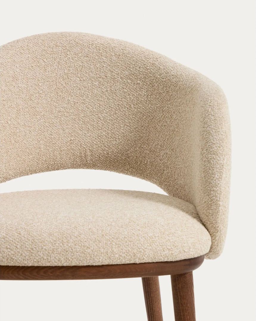 Maina Stuhl aus beigem dickem Chenille mit Beinen aus massivem Eschenholz in Walnussoptik, FSC Mix Credit von Kave Home – Bild 7