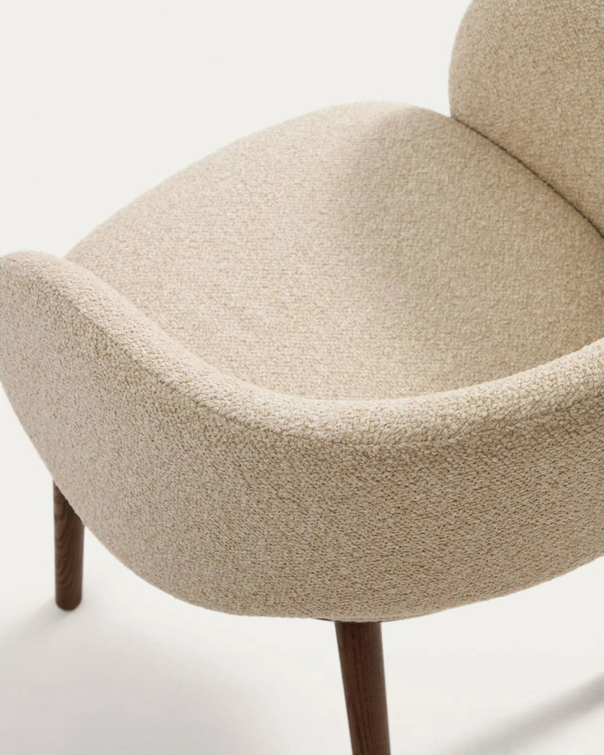 Maina Stuhl aus beigem dickem Chenille mit Beinen aus massivem Eschenholz in Walnussoptik, FSC Mix Credit von Kave Home – Bild 9