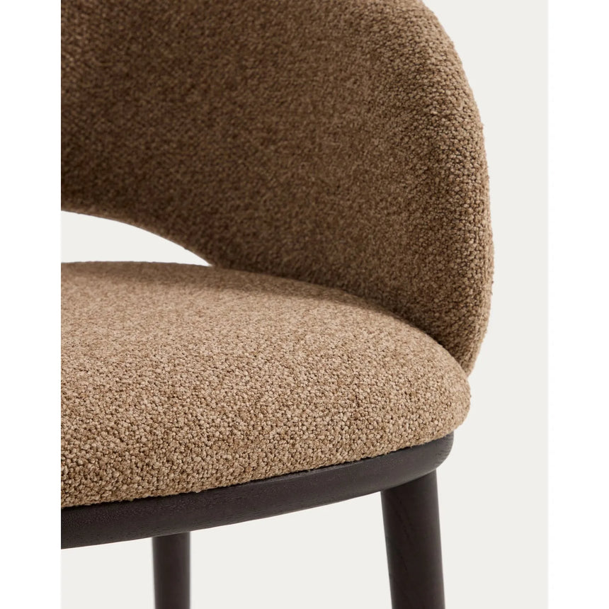 Maina Stuhl aus braunem dickem Chenille mit Beinen aus massivem Eschenholz in Ebenholzoptik, FSC Mix Credit von Kave Home – Bild 8
