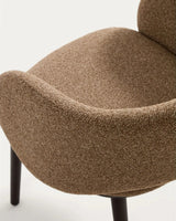Maina Stuhl aus braunem dickem Chenille mit Beinen aus massivem Eschenholz in Ebenholzoptik, FSC Mix Credit von Kave Home – Bild 9
