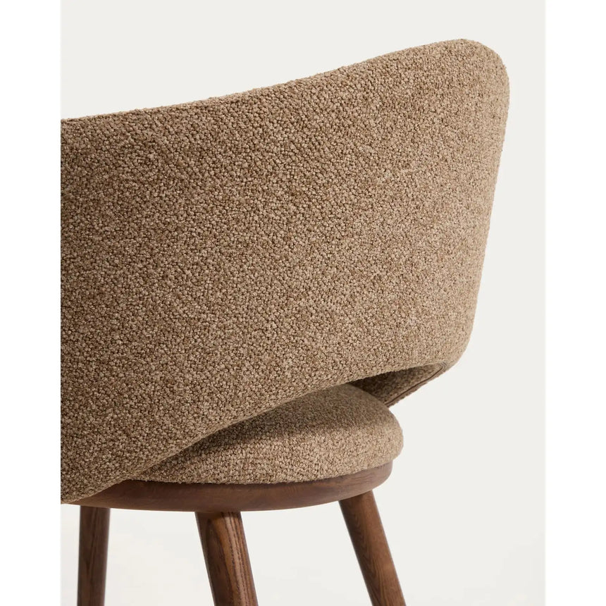 Maina Stuhl aus braunem dickem Chenille mit Beinen aus massivem Eschenholz in Walnussoptik, FSC Mix Credit von Kave Home – Bild 10