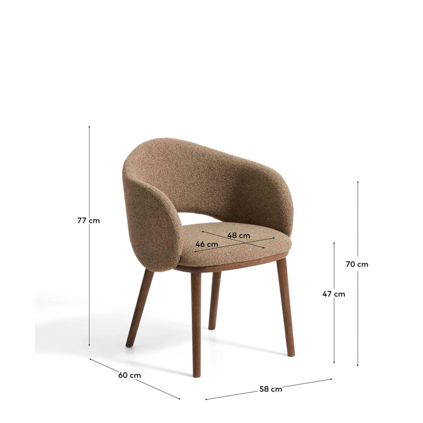 Maina Stuhl aus braunem dickem Chenille mit Beinen aus massivem Eschenholz in Walnussoptik, FSC Mix Credit von Kave Home – Bild 2