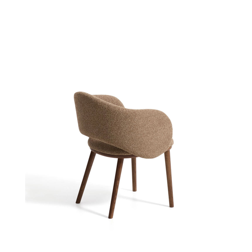 Maina Stuhl aus braunem dickem Chenille mit Beinen aus massivem Eschenholz in Walnussoptik, FSC Mix Credit von Kave Home – Bild 4
