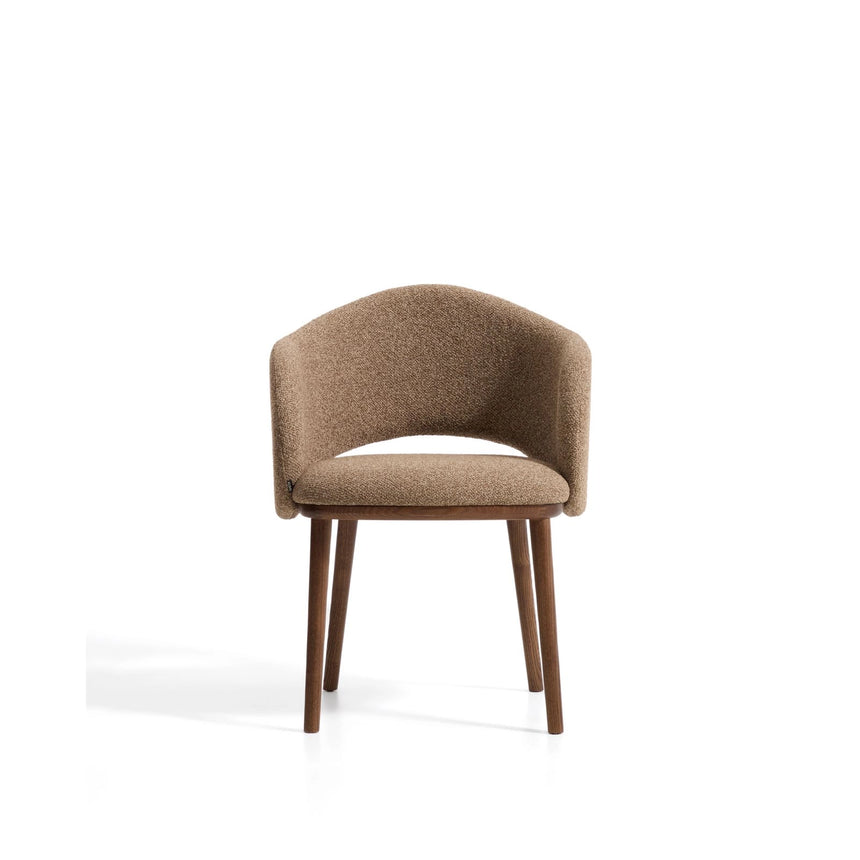 Maina Stuhl aus braunem dickem Chenille mit Beinen aus massivem Eschenholz in Walnussoptik, FSC Mix Credit von Kave Home – Bild 5