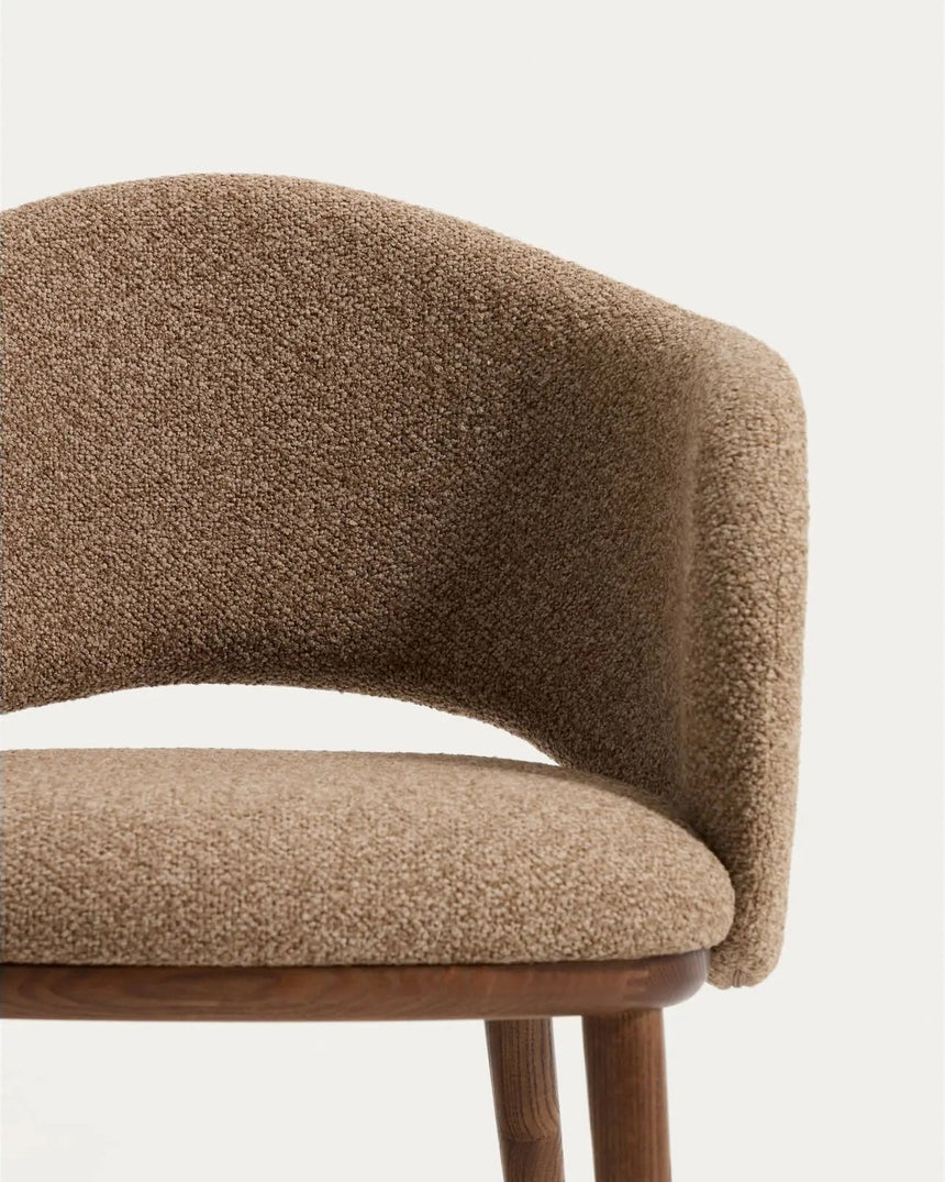 Maina Stuhl aus braunem dickem Chenille mit Beinen aus massivem Eschenholz in Walnussoptik, FSC Mix Credit von Kave Home – Bild 7