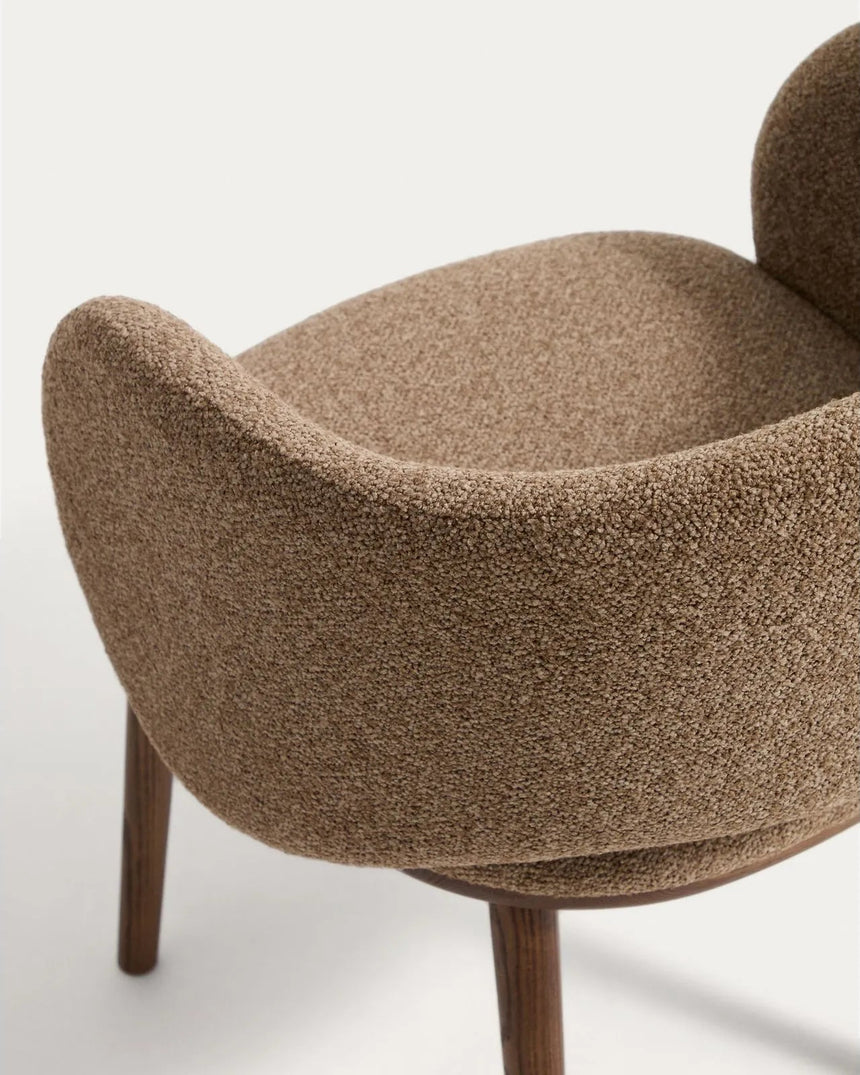 Maina Stuhl aus braunem dickem Chenille mit Beinen aus massivem Eschenholz in Walnussoptik, FSC Mix Credit von Kave Home – Bild 9
