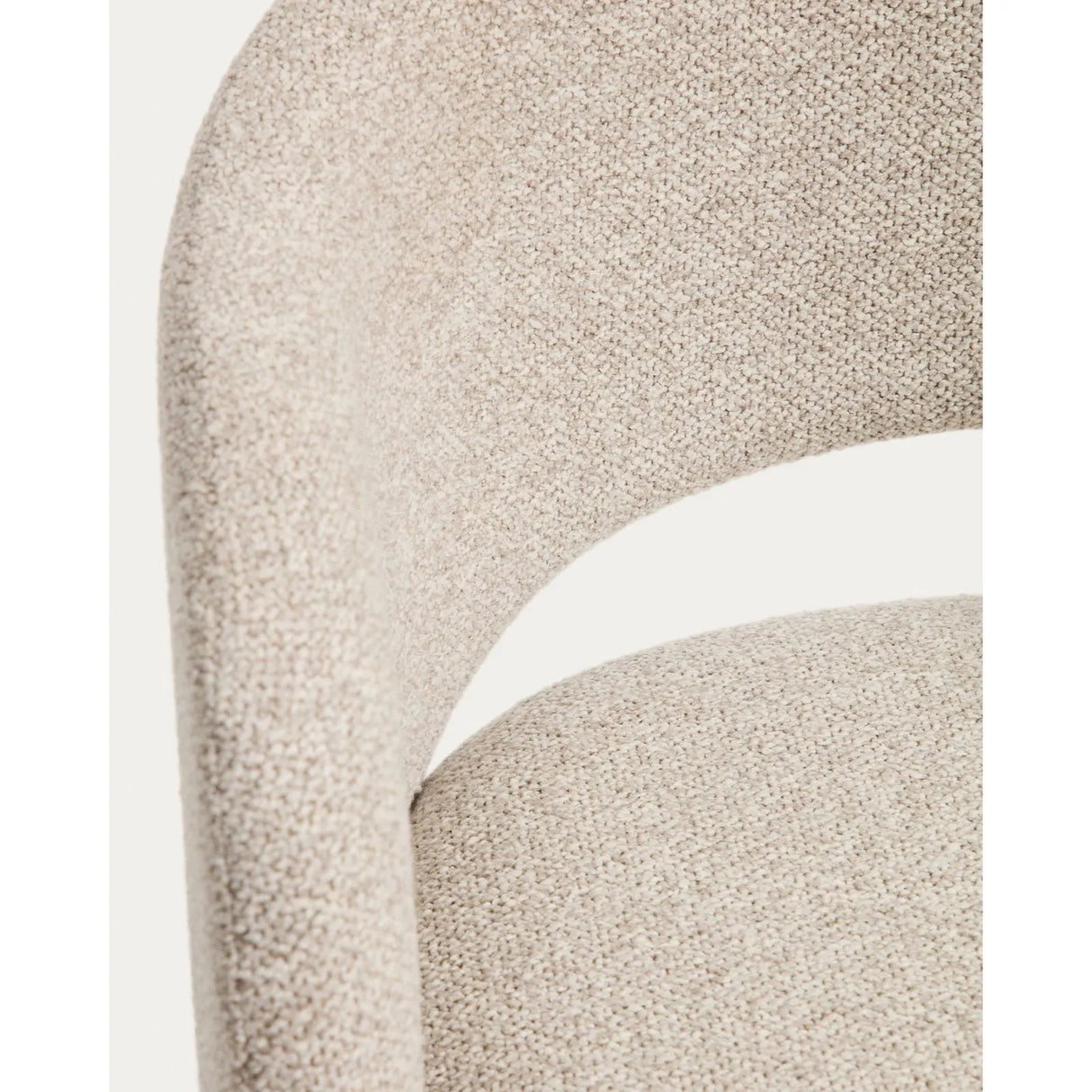 Maina Stuhl aus dicker beigefarbener Chenille mit schwarzen Stahlbeinen mit schwarzer Beschichtung FSC Mix Credit von Kave Home – Bild 10