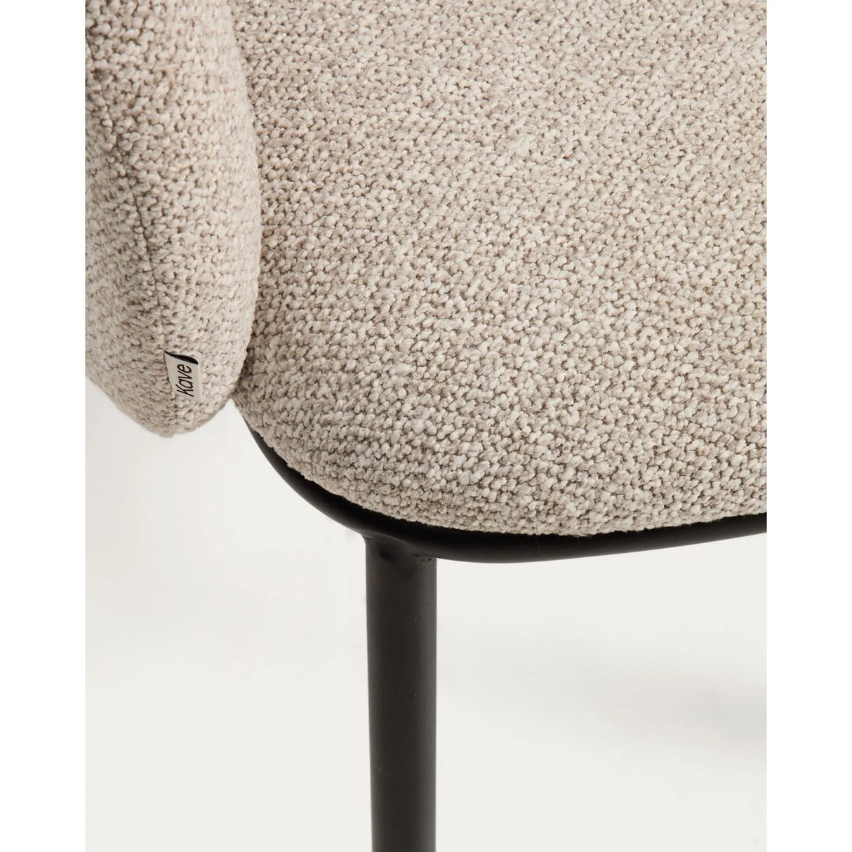 Maina Stuhl aus dicker beigefarbener Chenille mit schwarzen Stahlbeinen mit schwarzer Beschichtung FSC Mix Credit von Kave Home – Bild 11