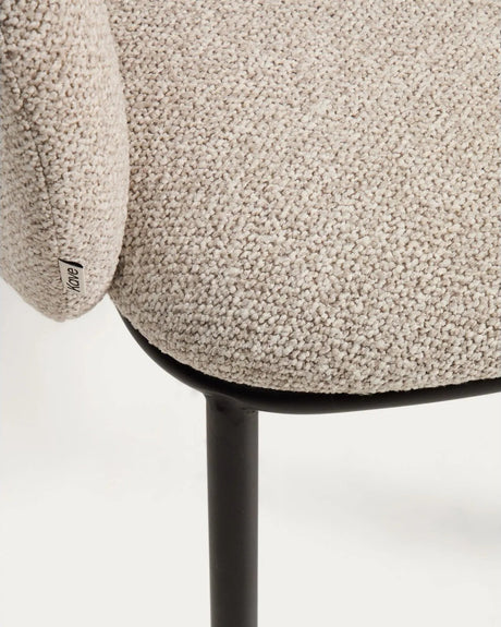 Maina Stuhl aus dicker beigefarbener Chenille mit schwarzen Stahlbeinen mit schwarzer Beschichtung FSC Mix Credit von Kave Home – Bild 11