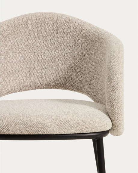 Maina Stuhl aus dicker beigefarbener Chenille mit schwarzen Stahlbeinen mit schwarzer Beschichtung FSC Mix Credit von Kave Home – Bild 7