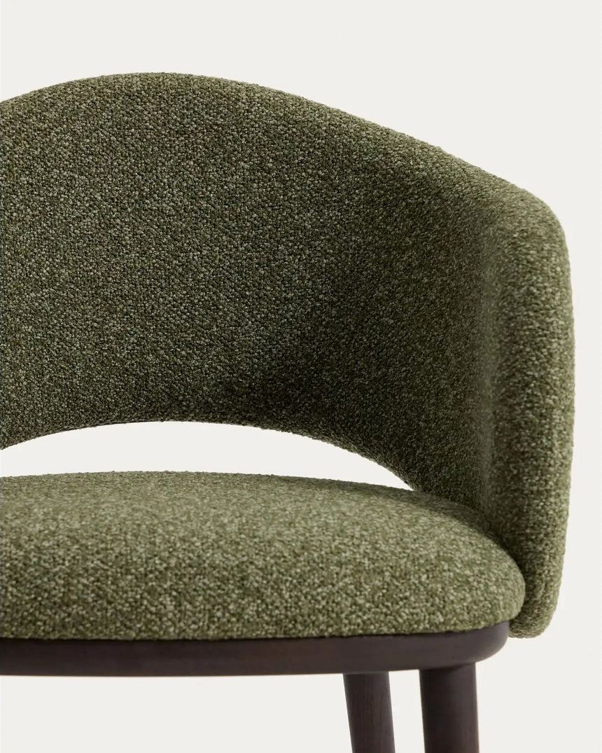 Maina Stuhl aus grünem festem Chenille und Beinen aus massivem Eschenholz mit Finish in Ebenholzoptik FSC Mix Credit von Kave Home – Bild 7
