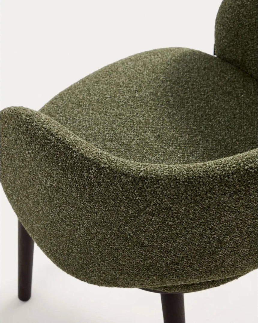 Maina Stuhl aus grünem festem Chenille und Beinen aus massivem Eschenholz mit Finish in Ebenholzoptik FSC Mix Credit von Kave Home – Bild 9