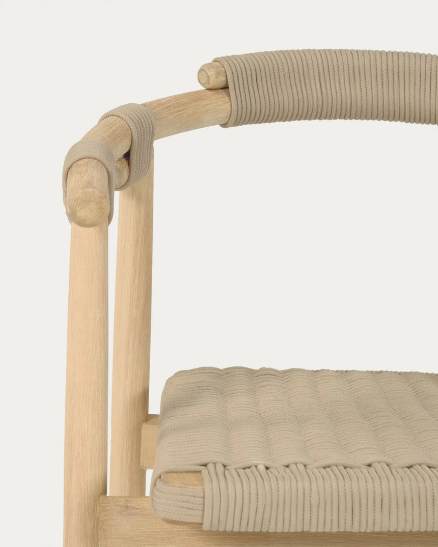 Majela stapelbarer Stuhl aus massivem Eukalyptusholz mit Finish Eichen-Optik und beigem Seil FSC 100% von Kave Home – Produktbild 11