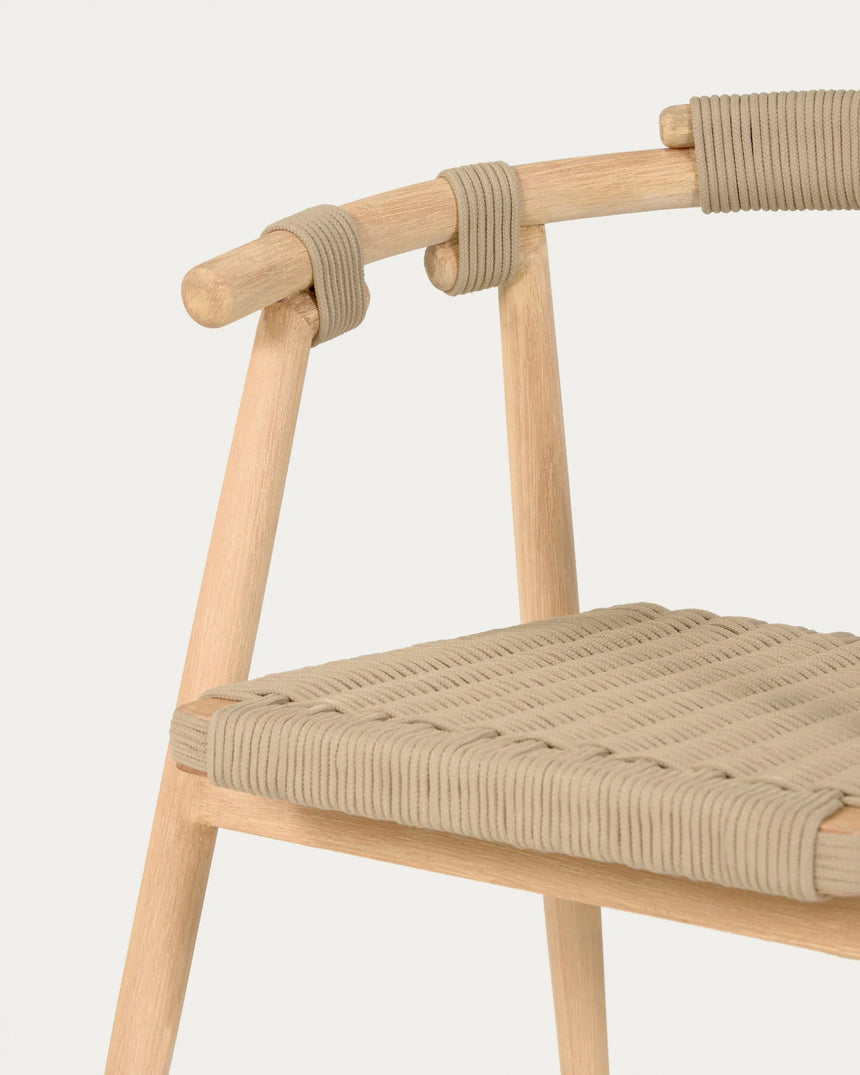 Majela stapelbarer Stuhl aus massivem Eukalyptusholz mit Finish Eichen-Optik und beigem Seil FSC 100% von Kave Home – Produktbild 12
