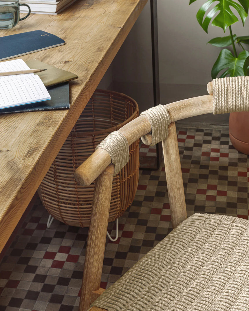 Majela stapelbarer Stuhl aus massivem Eukalyptusholz mit Finish Eichen-Optik und beigem Seil FSC 100% von Kave Home – Produktbild 3