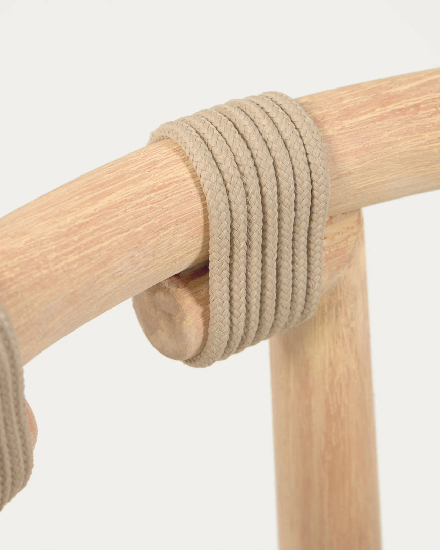 Majela stapelbarer Stuhl aus massivem Eukalyptusholz mit Finish Eichen-Optik und beigem Seil FSC 100% von Kave Home – Produktbild 9