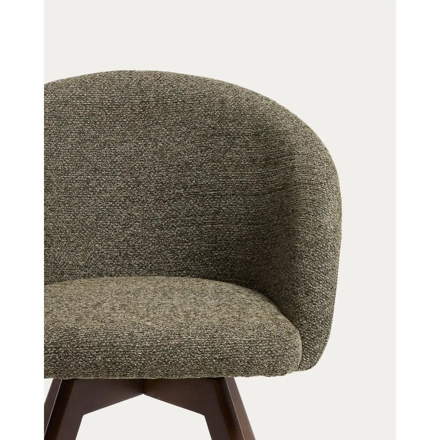 Marvin Drehstuhl mit grüner Chenille Beine aus massiver Buche mit Nussholzfinish FSC 100% von Kave Home – Bild 8