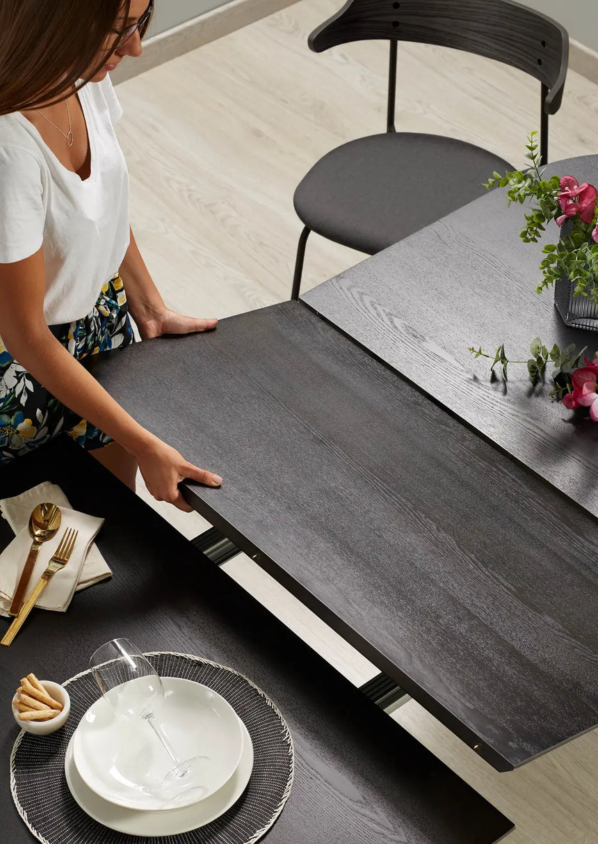 Milian ausziehbarer Tisch aus Eschenfurnier mit schwarzen Stahlbeine 140 (220) x 90 cm von Kave Home – Bild 2