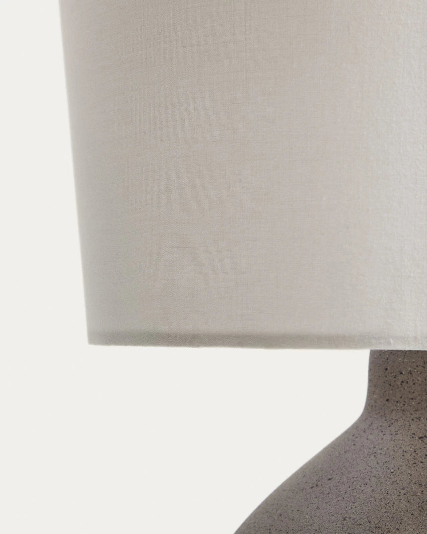 Mittlere Tischlampe Viona in strukturierter Steinoptik mit einem Lampenschirm aus Baumwolle von Kave Home – Bild 6