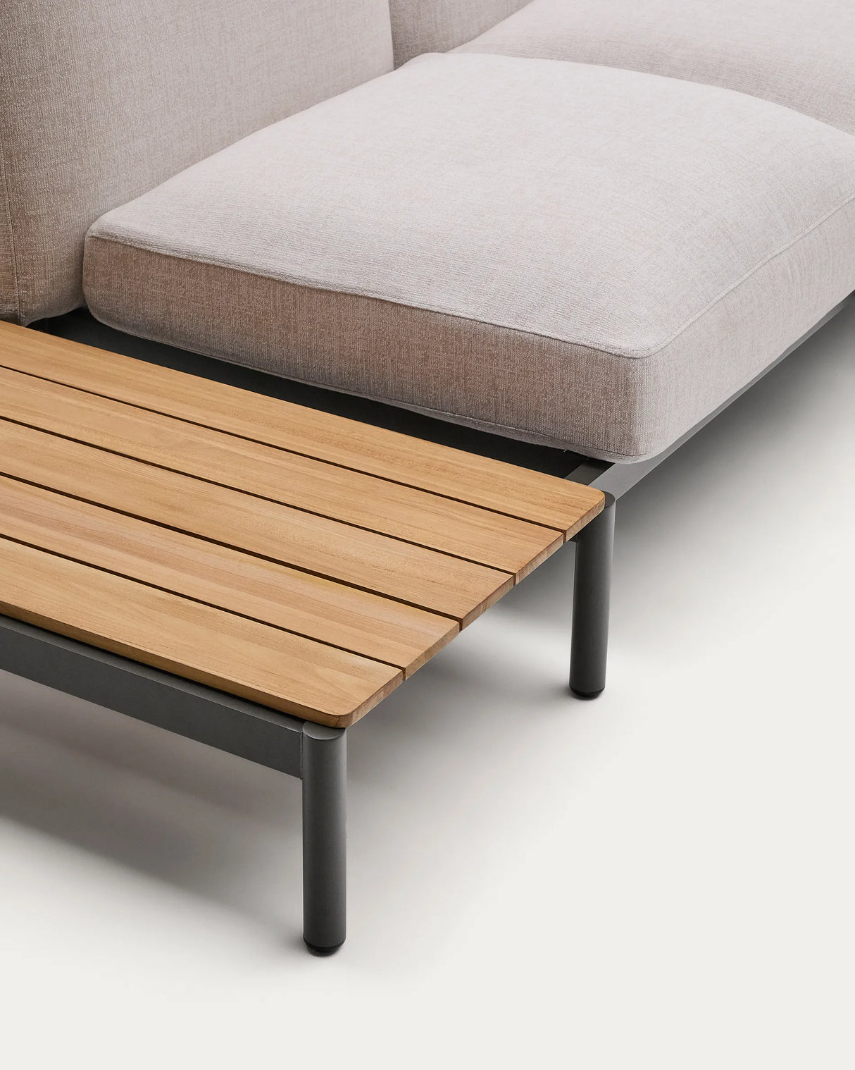 Modulares Outdoor-Ecksofa Sorells mit 4 Sitzplätzen mit beigefarbener Polsterung und grauem Aluminium, mit Tisch aus Teakholz, 353 x 316,5 cm, FSC 100 % von Kave Home – Produktbild 1