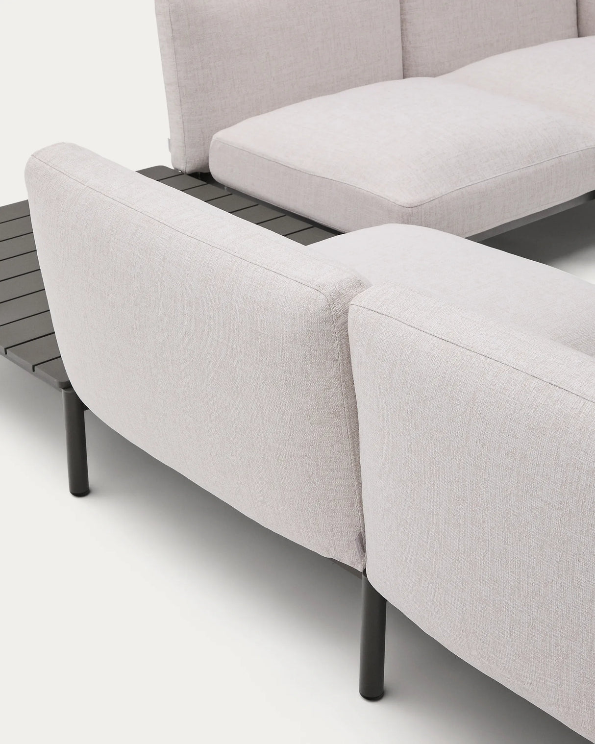 Modulares Outdoor-Ecksofa Sorells mit 4 Sitzplätzen mit beigefarbener Polsterung und grauem Aluminium, mit Tisch aus Teakholz, 353 x 316,5 cm, FSC 100 % von Kave Home – Produktbild 3