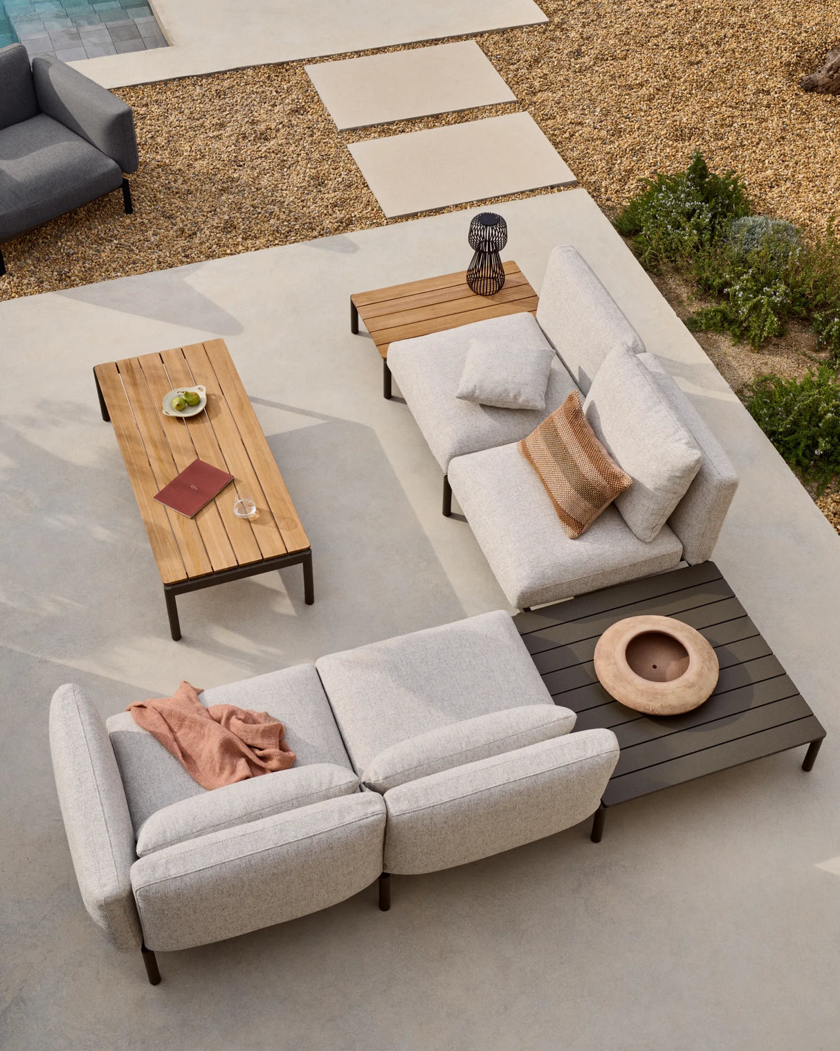 Modulares Outdoor-Ecksofa Sorells mit 4 Sitzplätzen mit beigefarbener Polsterung und grauem Aluminium, mit Tisch aus Teakholz, 353 x 316,5 cm, FSC 100 % von Kave Home – Produktbild 5