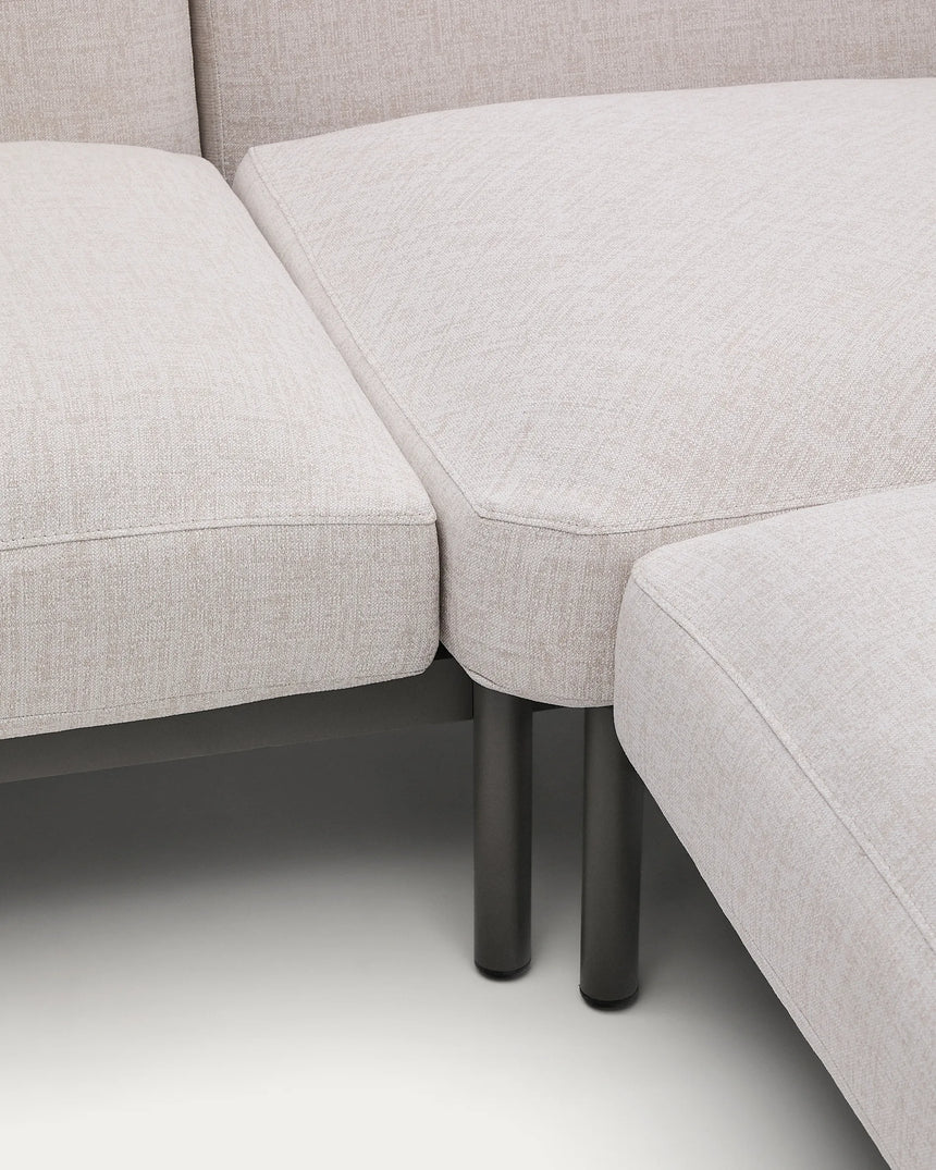 Modulares Outdoor-Ecksofa Sorells mit 5 Sitzplätzen mit beigefarbener Polsterung und grünem Aluminium, mit Tischen aus Teakholz, 277 x 446 cm, FSC 100 % von Kave Home – Produktbild 2