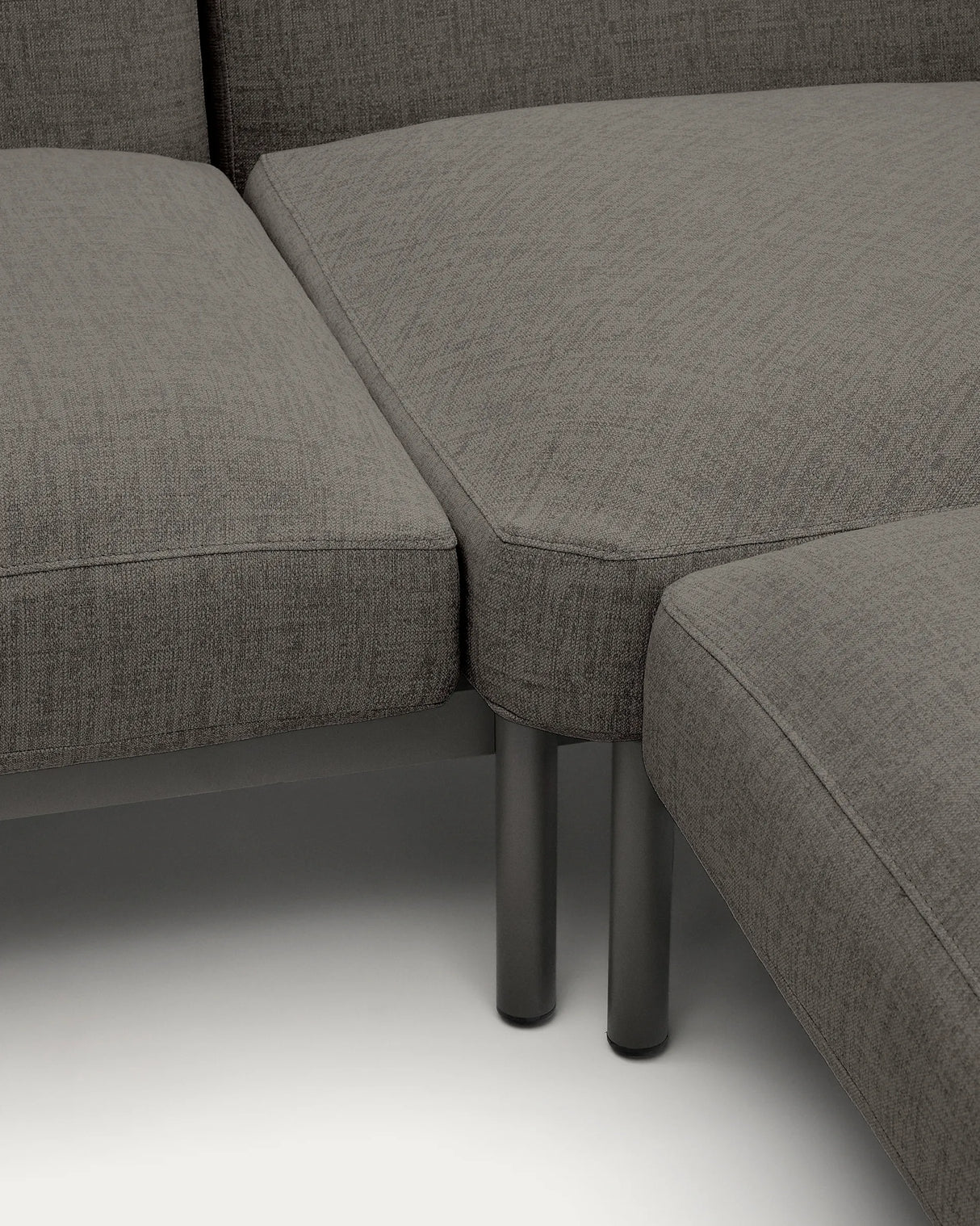 Modulares Outdoor-Ecksofa Sorells mit 5 Sitzplätzen mit grauer Polsterung und grauem Aluminium, mit Tischen aus Teakholz, 277 x 446 cm, FSC 100 %   von Kave Home – Produktbild 2
