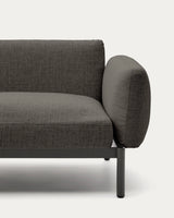 Modulares Outdoor-Ecksofa Sorells mit 5 Sitzplätzen mit grauer Polsterung und grauem Aluminium, mit Tischen aus Teakholz, 277 x 446 cm, FSC 100 %   von Kave Home – Produktbild 4