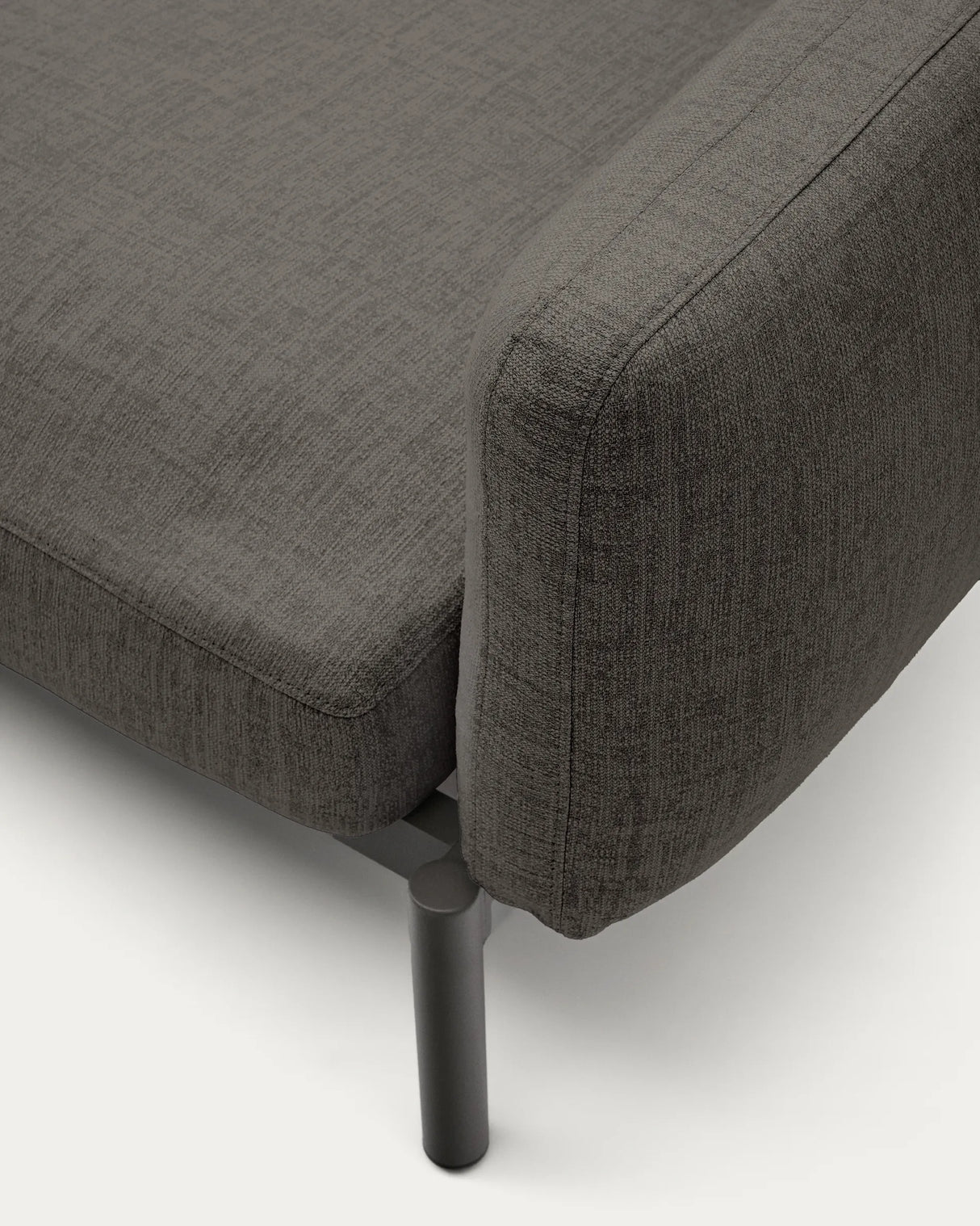 Modulares Outdoor-Ecksofa Sorells mit 5 Sitzplätzen mit grauer Polsterung und grauem Aluminium, mit Tischen aus Teakholz, 277 x 446 cm, FSC 100 %   von Kave Home – Produktbild 5