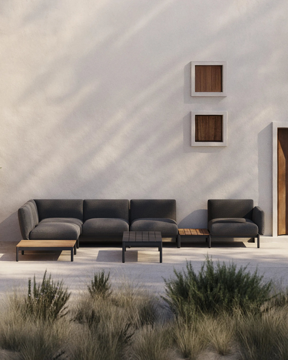 Modulares Outdoor-Ecksofa Sorells mit 5 Sitzplätzen mit grauer Polsterung und grauem Aluminium, mit Tischen aus Teakholz, 277 x 446 cm, FSC 100 %   von Kave Home – Produktbild 7