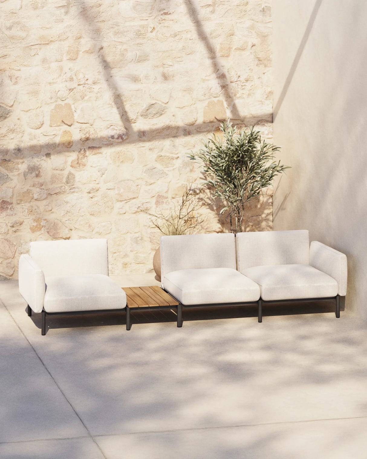 Modulares Outdoor-Sofa Sorells mit 3 Sitzplätzen mit beigefarbener Polsterung und grauem Aluminium, mit Tisch aus Teakholz, 341 x 113 cm, FSC 100 % von Kave Home – Produktbild 4