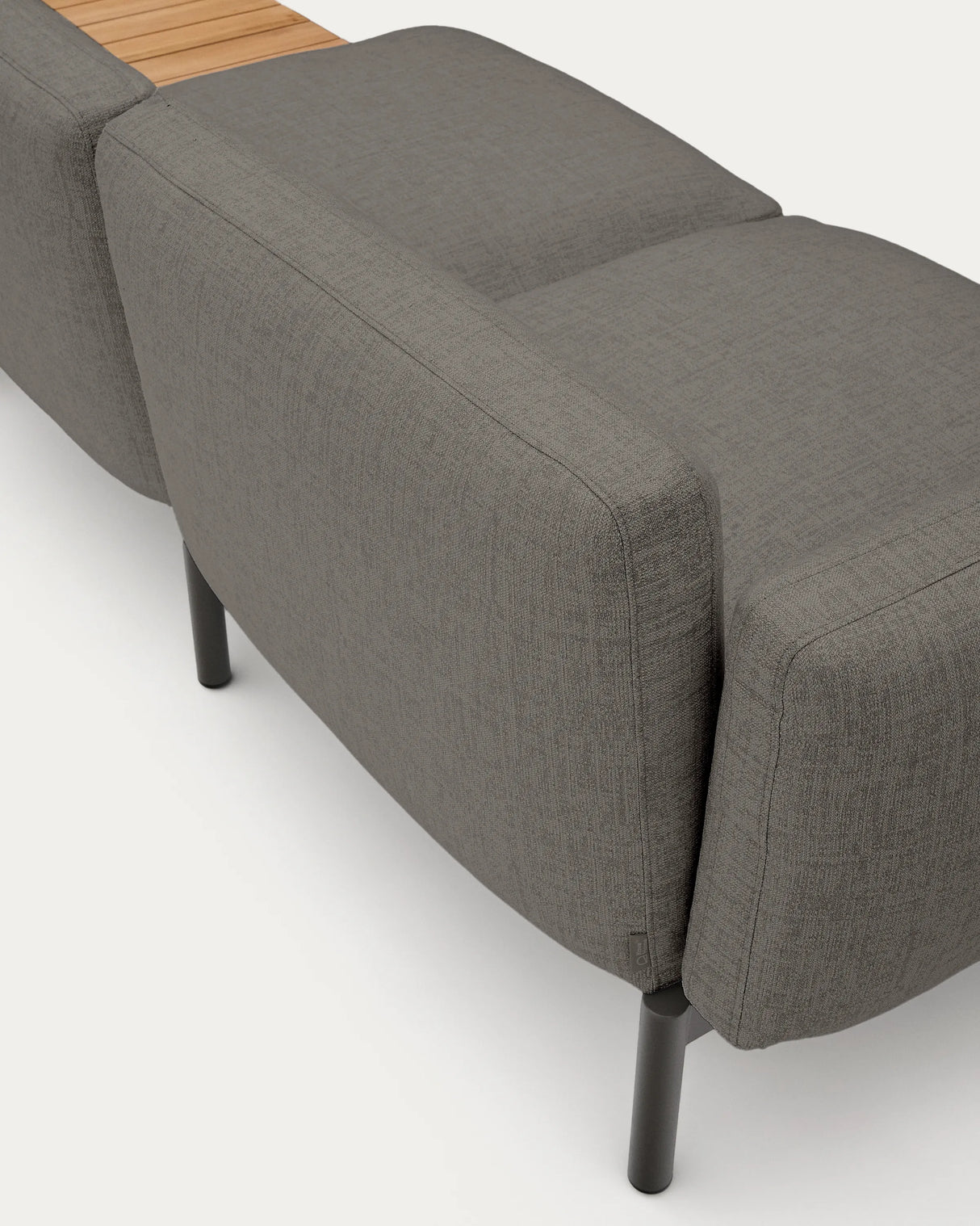Modulares Outdoor-Sofa Sorells mit 3 Sitzplätzen mit grauer Polsterung und grauem Aluminium, mit Tisch aus Teakholz, 341 x 113 cm, FSC 100 % von Kave Home – Produktbild 1