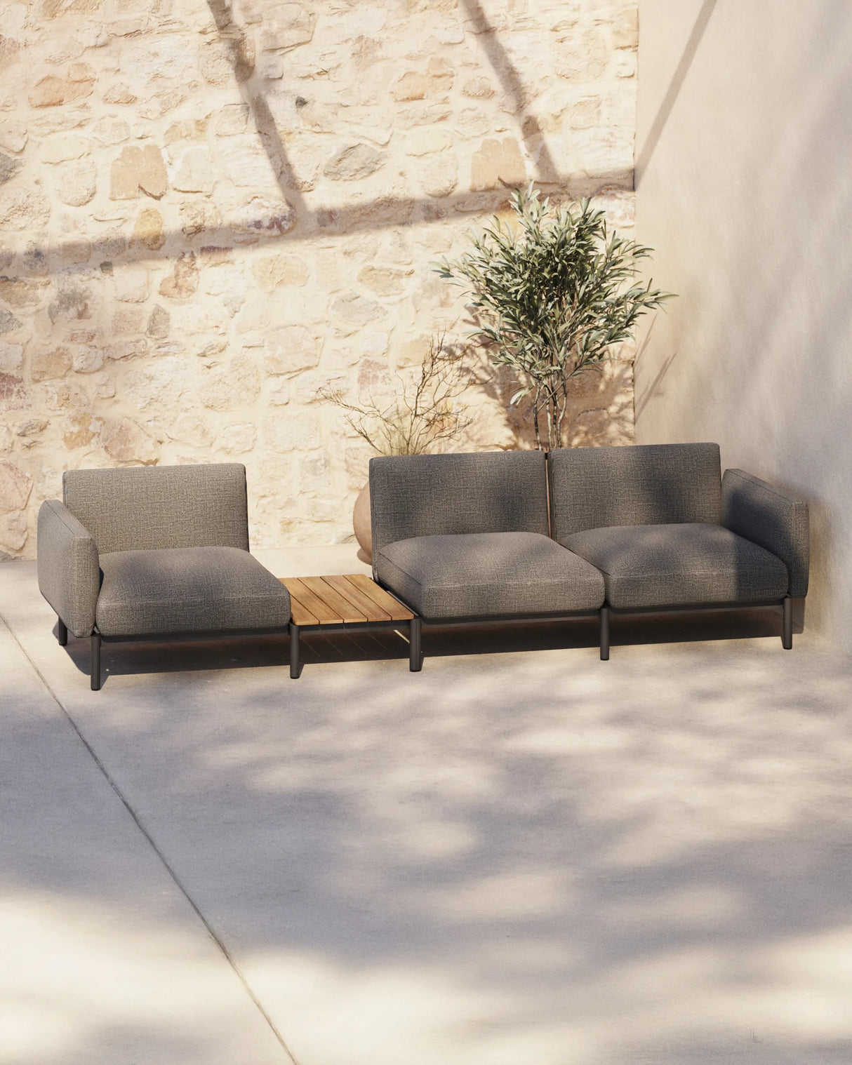 Modulares Outdoor-Sofa Sorells mit 3 Sitzplätzen mit grauer Polsterung und grauem Aluminium, mit Tisch aus Teakholz, 341 x 113 cm, FSC 100 % von Kave Home – Produktbild 4