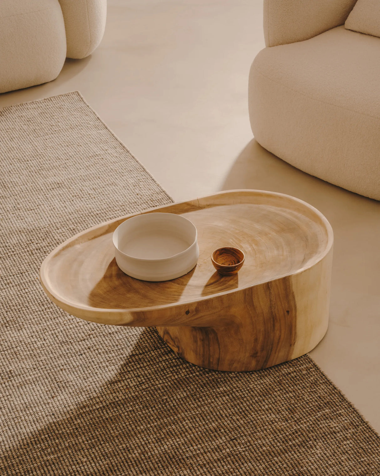 Mosi Couchtisch mit Standbein aus massivem Mungurholz Ø 90 x 50 cm von Kave Home – Produktbild 4